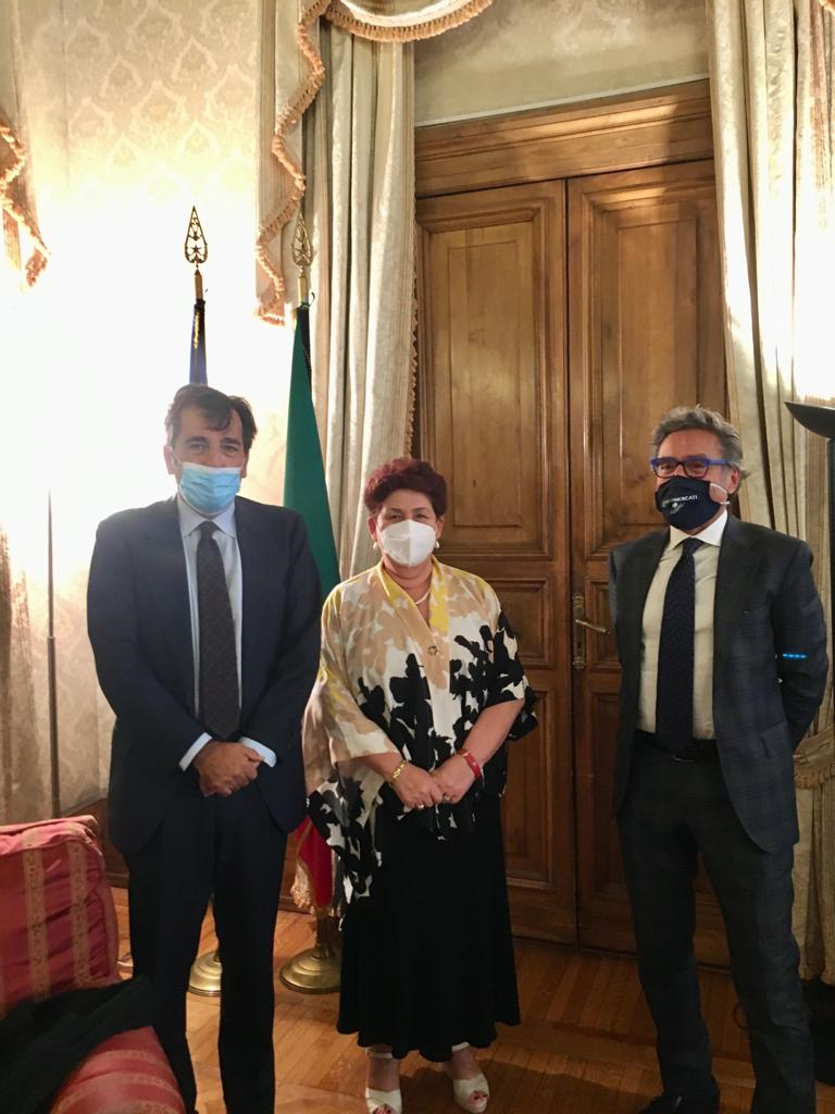 Nella foto da destra il Presidente Valentino Di Pisa, l'on. Ministra Teresa Bellanova ed il Presidente Fabio Massimo Pallottini